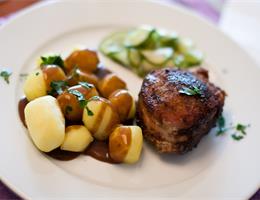 Forloren tornedos med sæsonens kartofler og agurkesalat