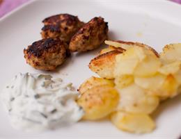 Græske frikadeller med kartoffelbåde og tzaziki